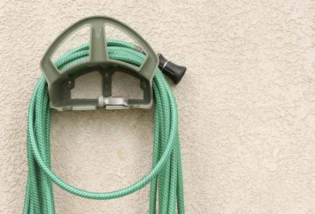 Jak zrobić wieszak na wąż ogrodowy – tanie i proste metody DIY