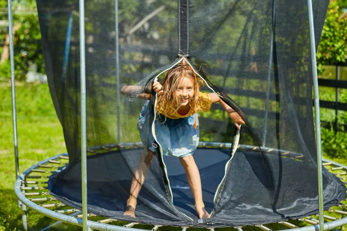 Jak wybrać najlepszą trampolinę ogrodową dla dzieci, aby zapewnić im bezpieczeństwo?