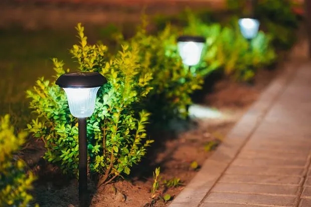 Jak działają lampy solarne ogrodowe? Zaskakujące zasady i korzyści.