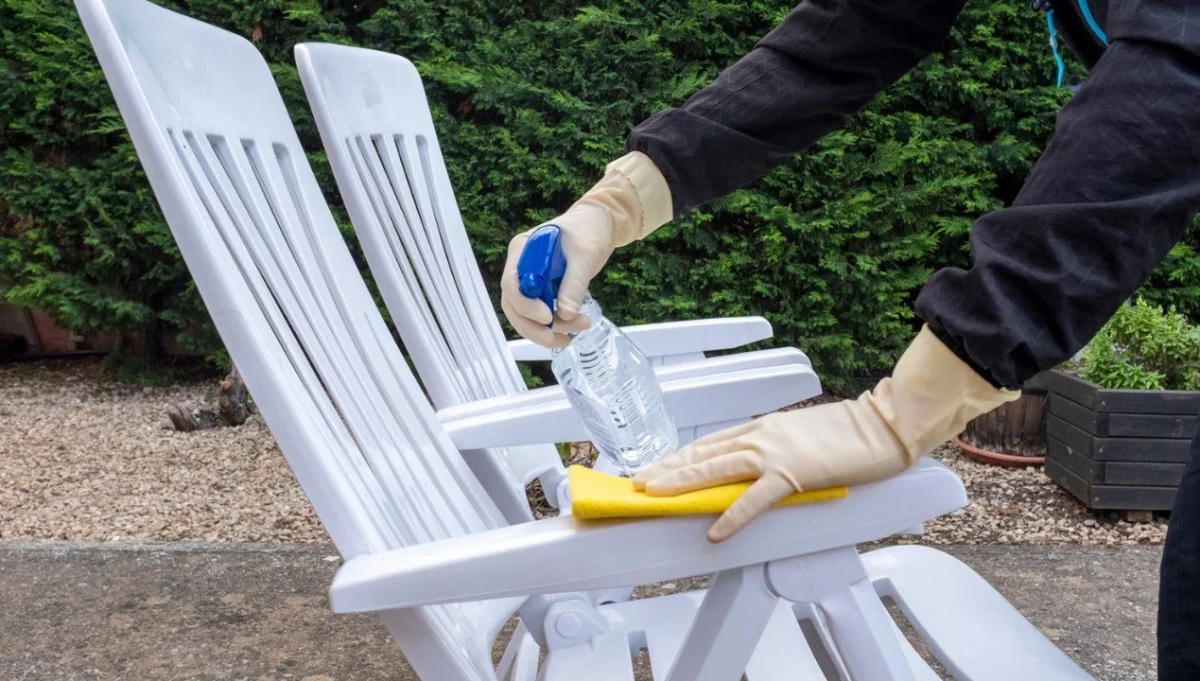 Skuteczne sposoby na mycie mebli ogrodowych plastikowych, które zaskakują